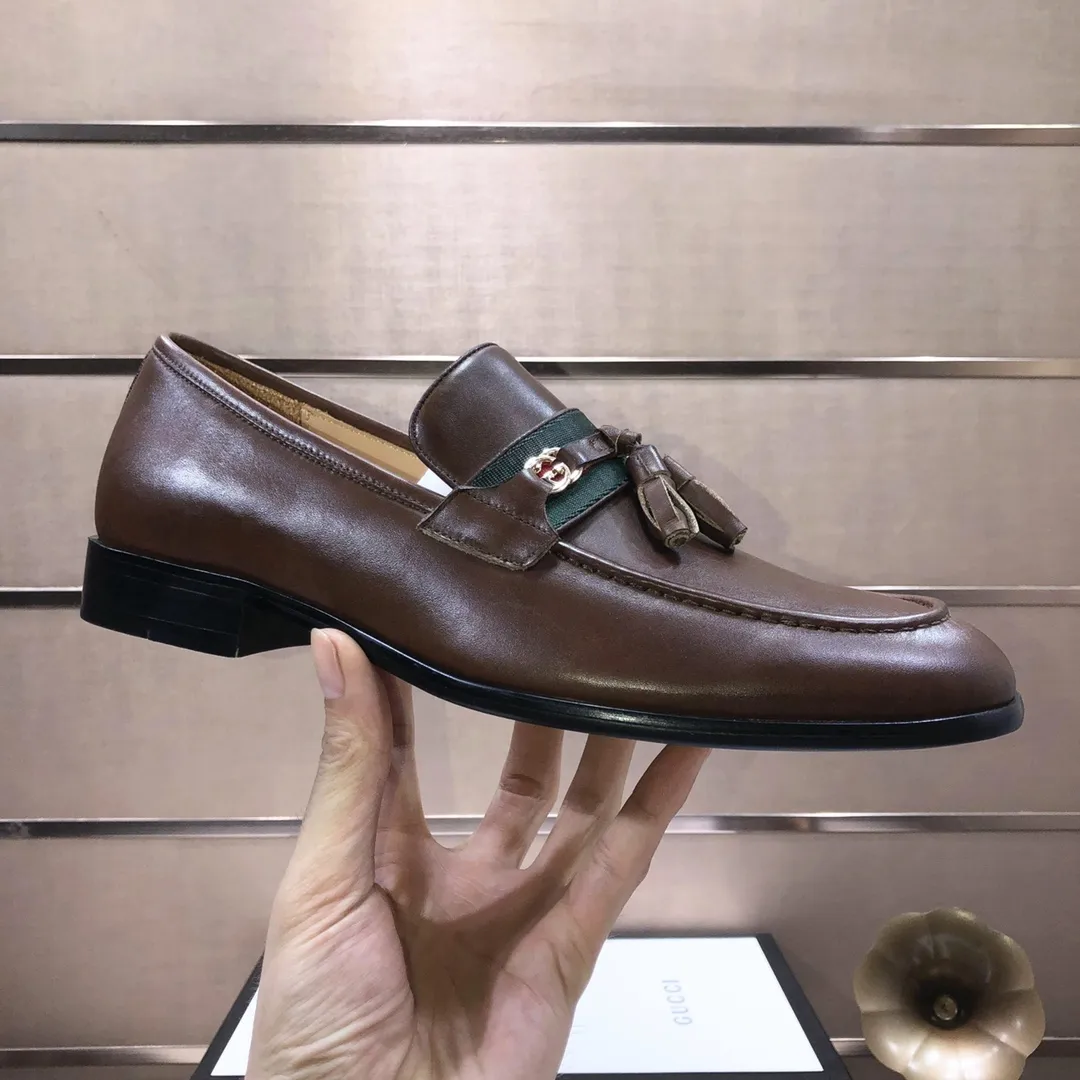 Factory batch 500💰Italy’s top luxury men’s shoe giant (GUCCI) (Gucci) (full cowhide lining) new arrival🍃Original European style🔰 Pleasant to the eye😍In order to make the shoes more durable and non-deformable🌀The production continues to follow traditional methods but there is still no lack of innovation💪The original sheepskin is selected for the leather♻️Smooth, natural and extra bright⭐Made of imported cowhide The rich man’s first choice 38-45 (45 customized)